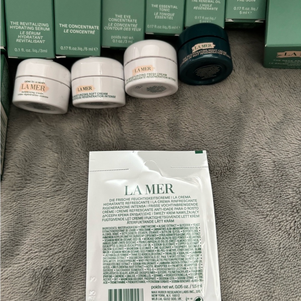 La Mer Skincare Collection with Green Box and Blue Pouch - Picture 6 of 8